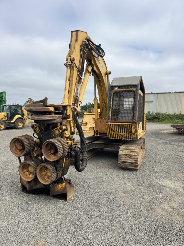 John Deere 490E Excavator with processor head