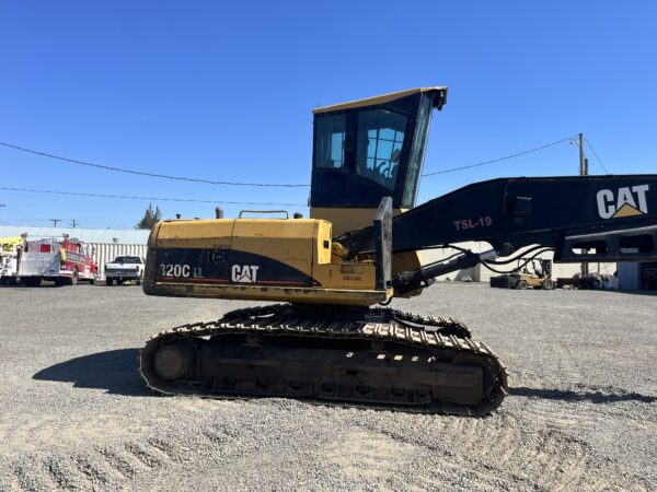 CAT 320C at Precision Machinery yard