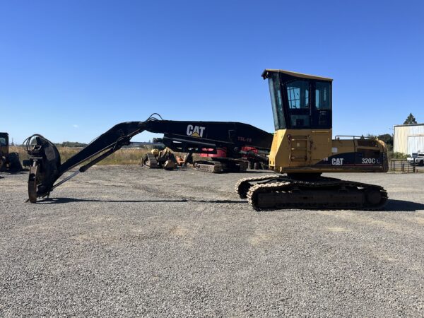 CAT 320C at Precision Machinery yard