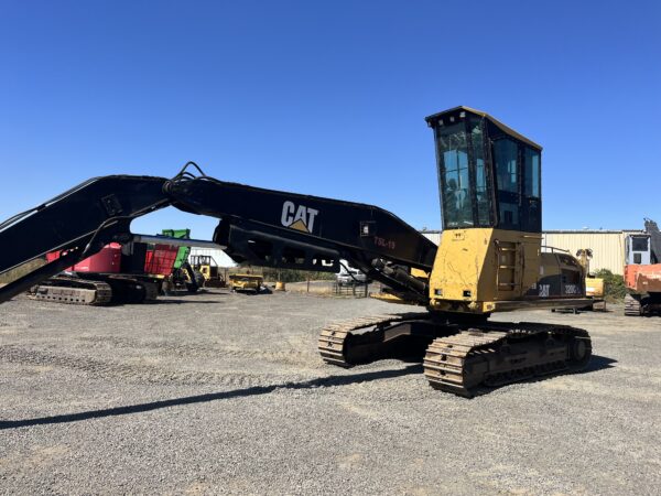 CAT 320C at Precision Machinery yard